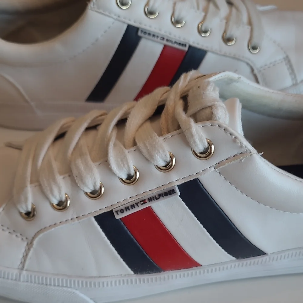 Tommy Hilfiger Lightz Low Top Lace Up Sneaker Red & Navy Stripes Smooth Upper